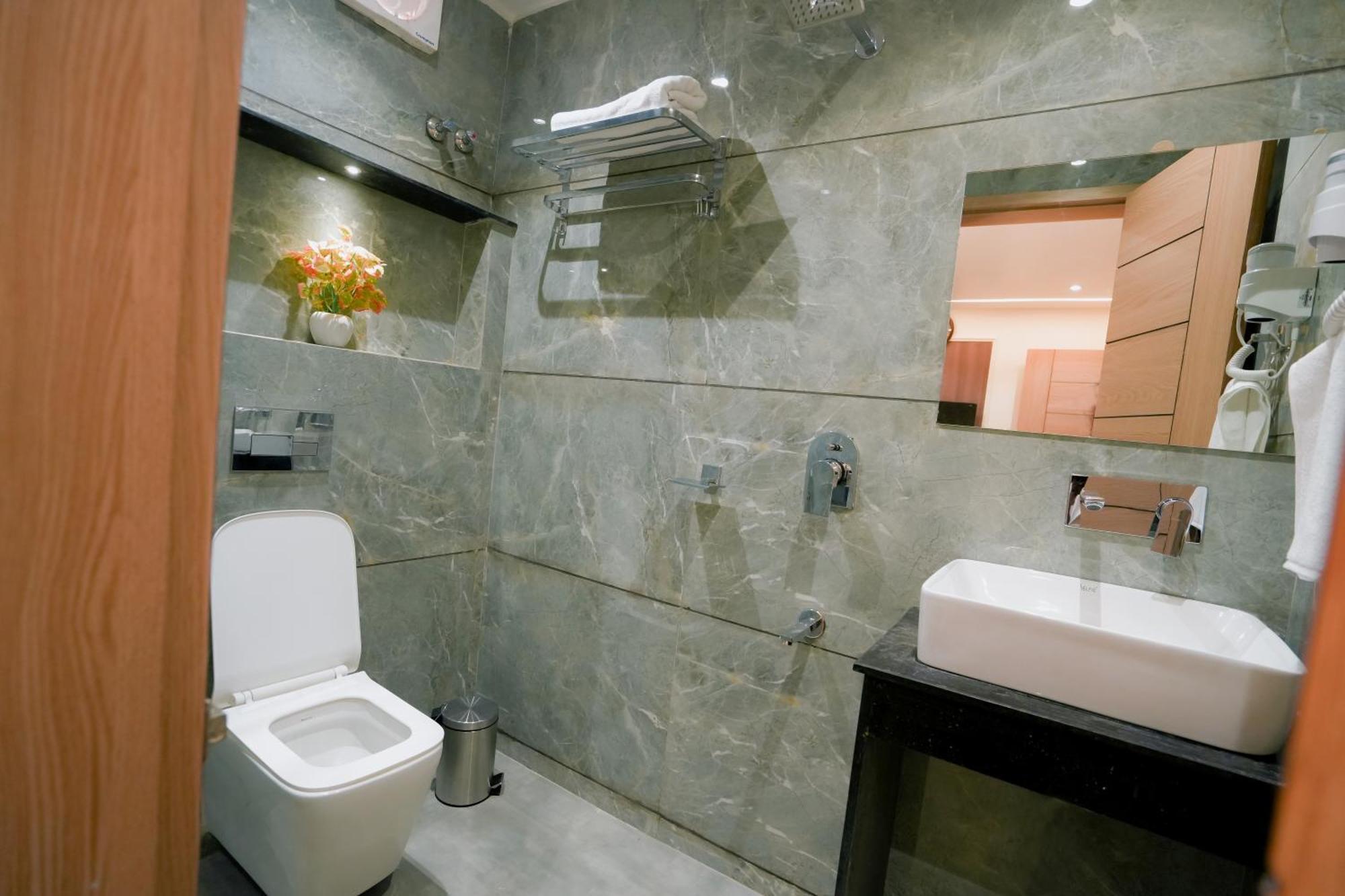 Hotel Jk Palace Prayagraj Bagian luar foto