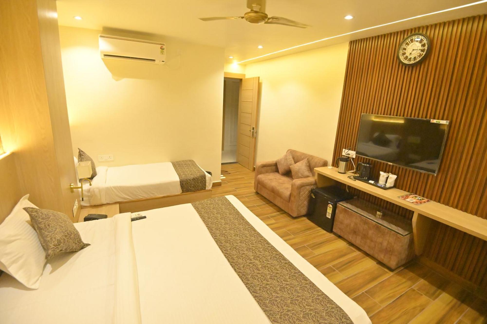 Hotel Jk Palace Prayagraj Bagian luar foto
