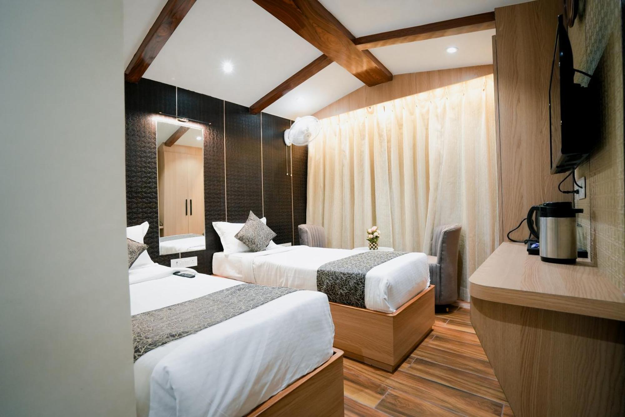 Hotel Jk Palace Prayagraj Bagian luar foto