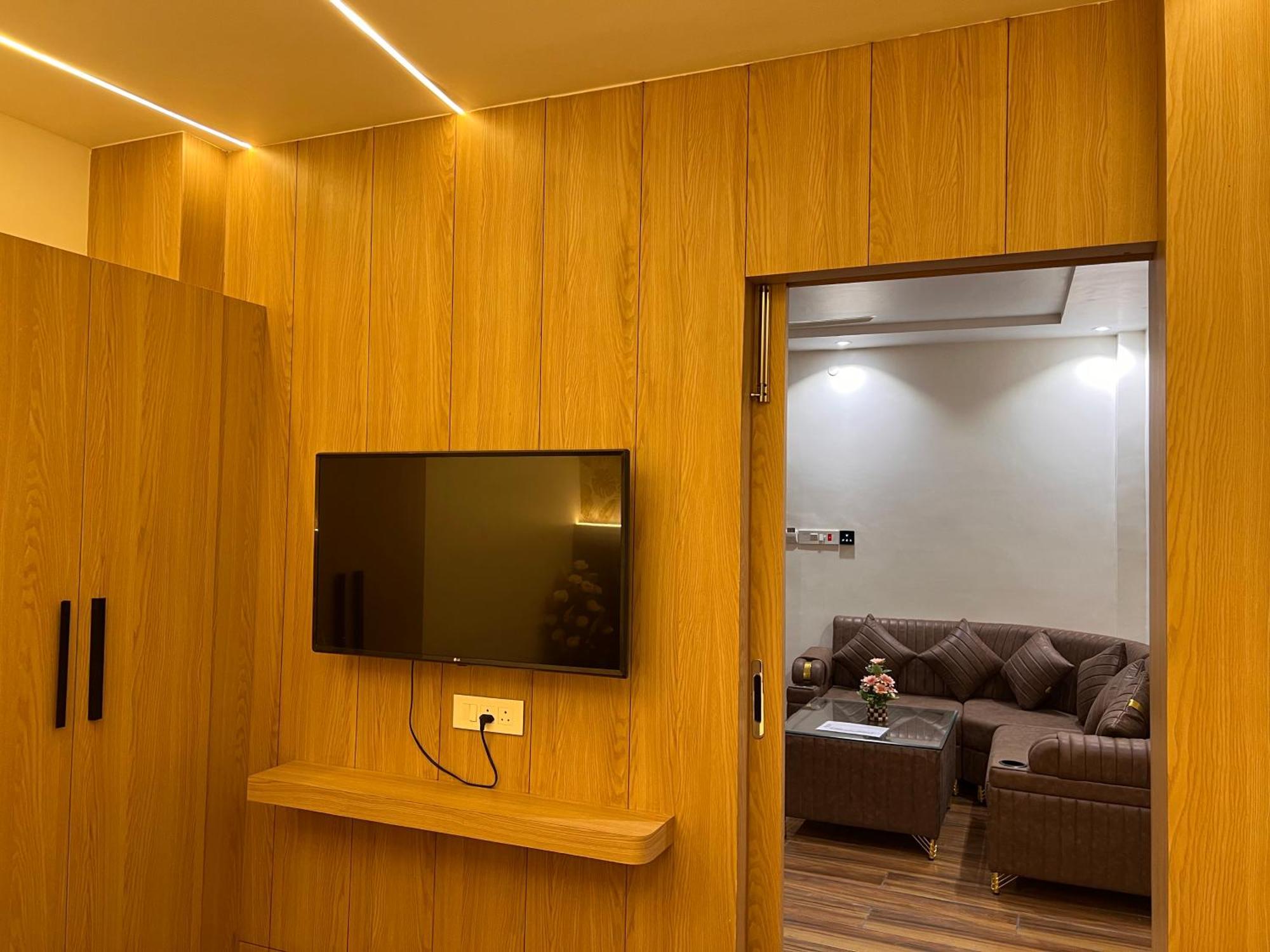 Hotel Jk Palace Prayagraj Bagian luar foto