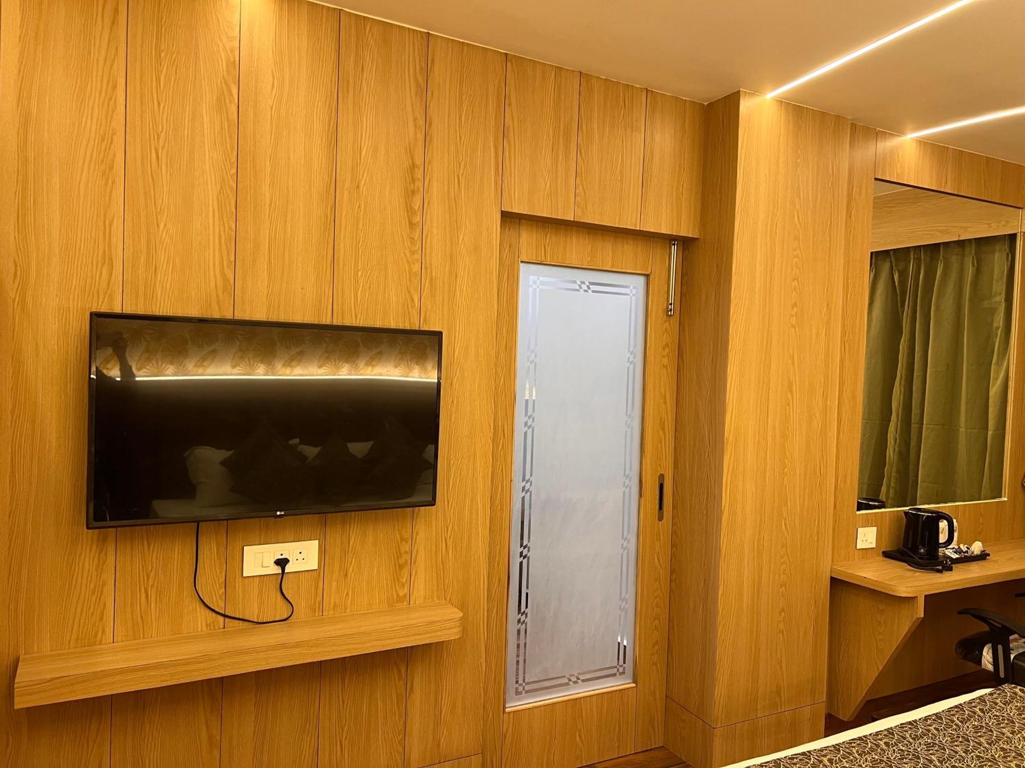 Hotel Jk Palace Prayagraj Bagian luar foto
